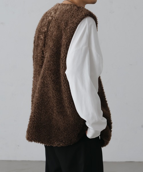 fupel（フぺル）の「ボリュームファーベスト(UNISEX)（ベスト・レディース・ブラウン/チャコールグレー/アイボリー・MEDIUM/LARGE）」の6枚目の写真