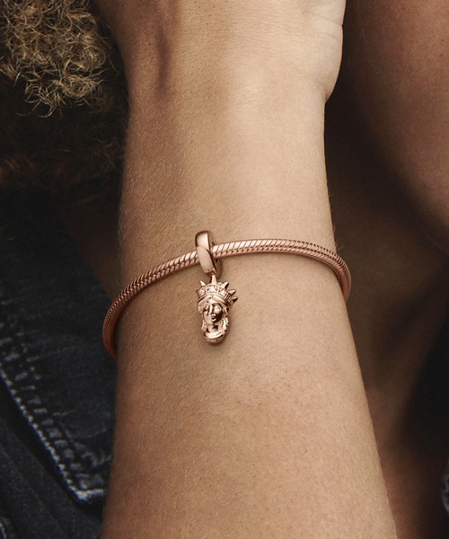 PANDORA（パンドラ）の「ニューヨーク 自由の女神 ダングル チャーム