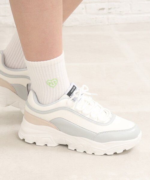 PINK-latte(ピンクラテ)の「厚底スニーカー(スニーカー・キッズ・ブラック/グレー系/オフホワイト・01/02/03)」の3枚目の写真