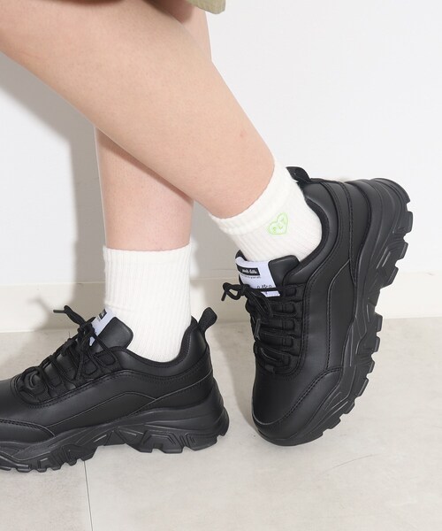 PINK-latte(ピンクラテ)の「厚底スニーカー(スニーカー・キッズ・ブラック/グレー系/オフホワイト・01/02/03)」の2枚目の写真