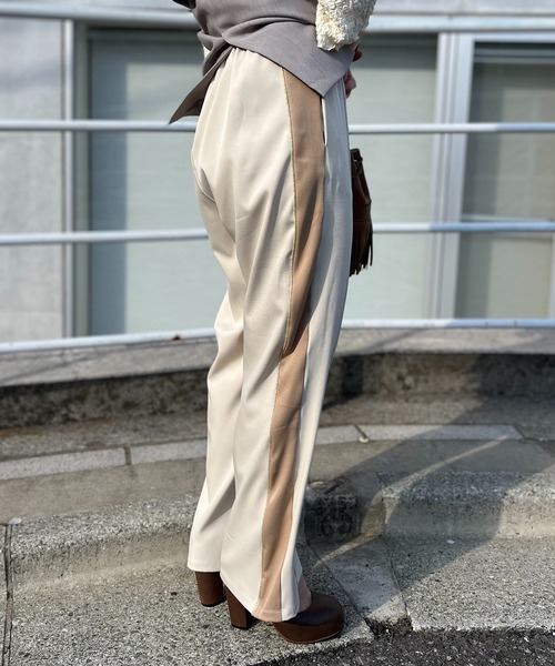 mi via loca（ミヴィアロカ）の「ラメとのダブルラインパンツ（その他パンツ・レディース・ベージュ/アイボリー/イエロー・FREE）」の11枚目の写真