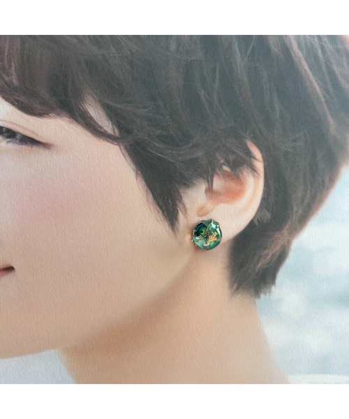 tone(トーン)の「【masamiyabi】シェルのかけら変形ラウンドピアス(MA)(ピアス(両耳用)・レディース・エメラルド/ベージュ/ボルドー・FREE)」の5枚目の写真