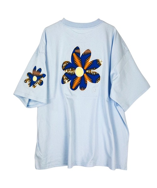 moyan ecri（モヤン エクリ）の「<moyan ecri>flowerパッチ刺繍Tシャツ【アフリカンファブリック】（Tシャツ/カットソー・レディース・ブルー系その他2/ピンク系その他/ホワイト系その他/ピンク系その他2/ブルー系その他/ホワイト系その他2・FREE）」の4枚目の写真