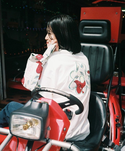 moyan ecri（モヤン エクリ）の「<moyan ecri>flowerパッチ刺繍Tシャツ【アフリカンファブリック】（Tシャツ/カットソー・レディース・ブルー系その他2/ピンク系その他/ホワイト系その他/ピンク系その他2/ブルー系その他/ホワイト系その他2・FREE）」の3枚目の写真