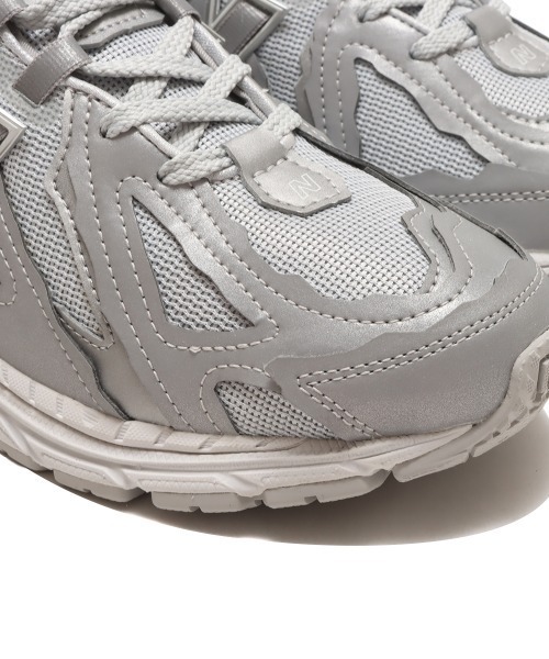 NEW BALANCE(ニューバランス)の「New Balance M1906(スニーカー・メンズ・ホワイト/ブラック/シルバー・27.0cm/27.5cm/26.0cm/28.5cm/29.0cm/26.5cm/28.0cm/25.5cm/23.0cm/24.0cm/30.0cm/24.5cm/23.5cm)」の12枚目の写真