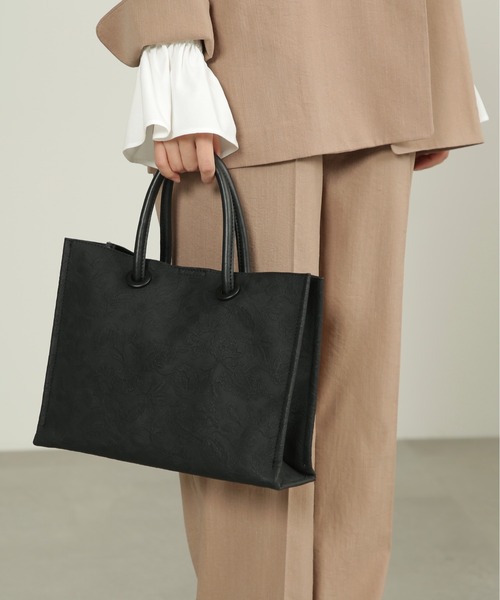 FREE'S MART（フリーズマート）の「エンボスペイズリーバッグ（トートバッグ・レディース・ホワイト/ブラウン/カーキ/ブラック・ﾌﾘ-）」の3枚目の写真