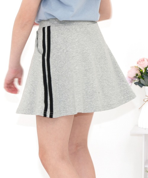 Bee des Bee（ビーデスビー）の「インナーパンツ付きラインフレアスカート（スカート・キッズ・ライラック系/ピンク系/グリーン系/ベージュ系/パープル系その他/ブルー系/チャコール/ピンク/ブラウン/杢グレー/アイボリー/サックスブルー/ブラック・140cm/130cm/150cm/120cm/110cm/100cm）」の3枚目の写真