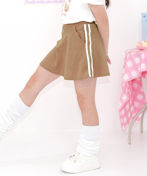 Bee des Bee（ビーデスビー）の「インナーパンツ付きラインフレアスカート（スカート・キッズ・ライラック系/ピンク系/グリーン系/ベージュ系/パープル系その他/ブルー系/チャコール/ピンク/ブラウン/杢グレー/アイボリー/サックスブルー/ブラック・140cm/130cm/150cm/120cm/110cm/100cm）」の5枚目の写真