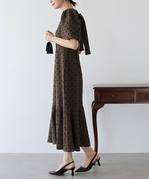BLUEEAST（ブルーイースト）の「バックリボンマーメイドワンピース（ワンピース・レディース・ブラウン系/ブラック/ベージュ系/ブラウン/ブラック×ホワイト/ベージュ×ブラック・MEDIUM）」の20枚目の写真