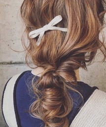 .KOM（ドットコム）の「A'GEM/9 × .kom 『.KOM/ドットケーオーエム』 リボンメタル ヘアクリップ（バレッタ/ヘアクリップ）」