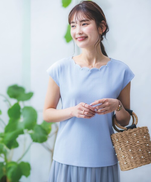 ITS'DEMO（イッツデモ）の「◆【通勤／M・Lサイズ展開／伸縮性あり】ビジュー付きスカラッププルオーバー（Tシャツ/カットソー・レディース・オフホワイト/ピンク/サックスブルー/ブラック・40/38）」の3枚目の写真