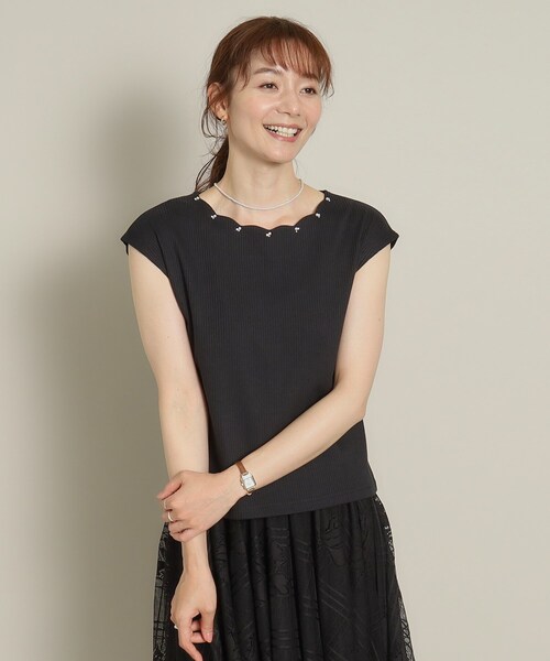 ITS'DEMO（イッツデモ）の「◆【通勤／M・Lサイズ展開／伸縮性あり】ビジュー付きスカラッププルオーバー（Tシャツ/カットソー・レディース・オフホワイト/ピンク/サックスブルー/ブラック・40/38）」の2枚目の写真