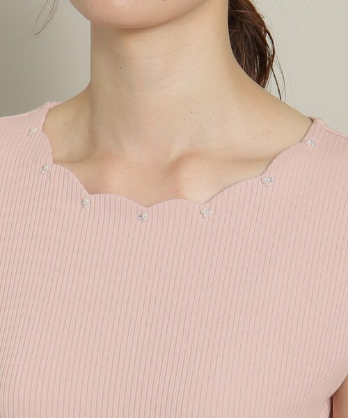 ITS'DEMO（イッツデモ）の「◆【通勤／M・Lサイズ展開／伸縮性あり】ビジュー付きスカラッププルオーバー（Tシャツ/カットソー・レディース・オフホワイト/ピンク/サックスブルー/ブラック・40/38）」の9枚目の写真