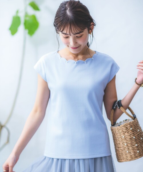 ITS'DEMO（イッツデモ）の「◆【通勤／M・Lサイズ展開／伸縮性あり】ビジュー付きスカラッププルオーバー（Tシャツ/カットソー・レディース・オフホワイト/ピンク/サックスブルー/ブラック・40/38）」の5枚目の写真