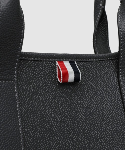 THOM BROWNE（トムブラウン）の「MEDIUM TOOL TOTE IN PEBBLE