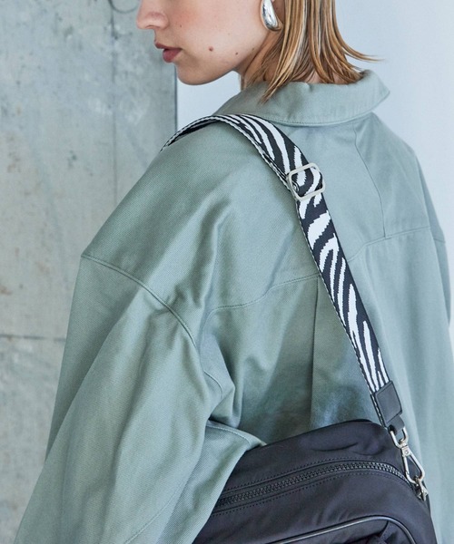 LOWELL things(ロウェル シングス)の「【単品】テープショルダー/アニマル柄/無地(ショルダーバッグ・レディース・ブルー/ライトベージュ/シルバー/ネイビー/ブラック系その他2/ライトブラウン・フリー)」の2枚目の写真