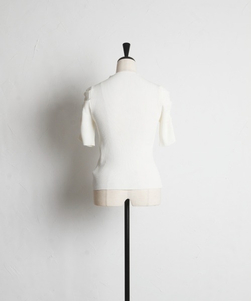 tocco closet(トッコ クローゼット)の「クリアビジュー付きパワーショルダーリブニットプルオーバー(ニット/セーター・レディース・オフホワイト/グレイッシュベージュ/ネイビー・M)」の21枚目の写真