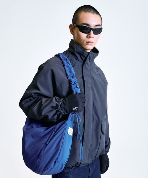 City Ambient Products(シティアンビエントプロダクツ)の「City Ambient Products: クランプル ムーン ギャザーショルダー バッグ(ショルダーバッグ・メンズ・ダークグレー/ブラック/ブルー/ライトグレー・ONE SIZE)」の5枚目の写真
