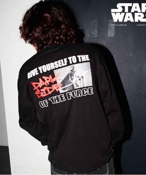 GLAZOS(グラソス)の「【大人向けサイズあり】【STAR WARS】ダース・ベイダー / バックプリント長袖Tシャツ(Tシャツ/カットソー・キッズ・ホワイト/ブラック・M/S/LL/L)」の1枚目の写真