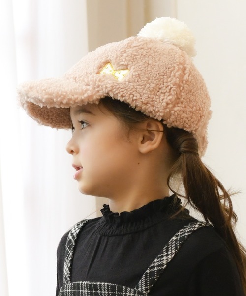 KP DECO（ケーピーデコ）の「ボア梵天付きキャップ(M～L)（キャップ・キッズ・サーモンピンク/ブラック・MEDIUM/LARGE）」の2枚目の写真