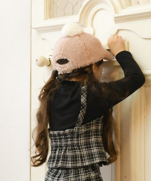 KP DECO（ケーピーデコ）の「ボア梵天付きキャップ(M～L)（キャップ・キッズ・サーモンピンク/ブラック・MEDIUM/LARGE）」の4枚目の写真