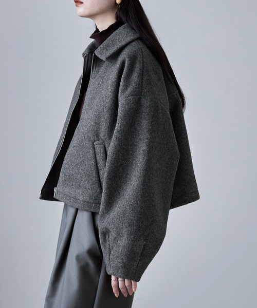 etoll.（エトル）の「ボリュームスリーブショートブルゾン（ブルゾン・レディース・チャコール/ブラック/グレイッシュベージュ・M）」の15枚目の写真