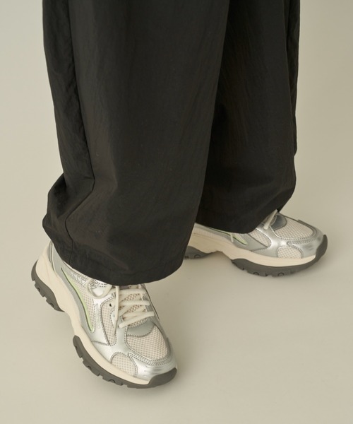 emmi（エミ）の「ボリュームソールメッシュスニーカー（スニーカー・レディース・シルバー/ベージュ/オフホワイト・23cm/23.5cm/24cm/24.5cm/25cm）」の5枚目の写真