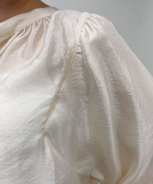 fredy emue（フレディエミュ）の「シャイニーシアー2WAYギャザーブラウス（シャツ/ブラウス・レディース・ブラック/アイボリー/イエロー/ベージュ・38）」の5枚目の写真