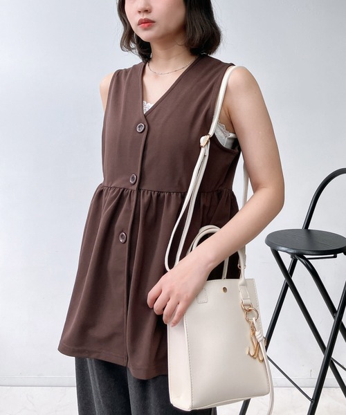 AS KNOW AS plus（アズノゥアズプラス）の「●Vネックぺプラムベスト（ベスト・レディース・ブラック/ベージュ/チャコールグレー/ブラック系/アイボリー系/ブラウン/ライトグリーン・FREE）」の5枚目の写真