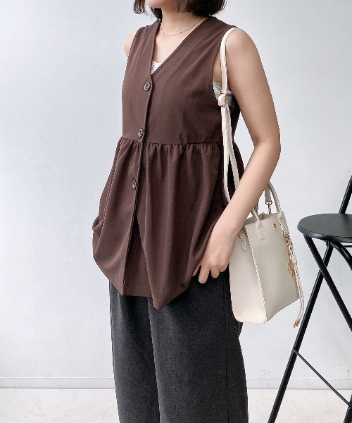 AS KNOW AS plus（アズノゥアズプラス）の「●Vネックぺプラムベスト（ベスト・レディース・ブラック/ベージュ/チャコールグレー/ブラック系/アイボリー系/ブラウン/ライトグリーン・FREE）」の17枚目の写真