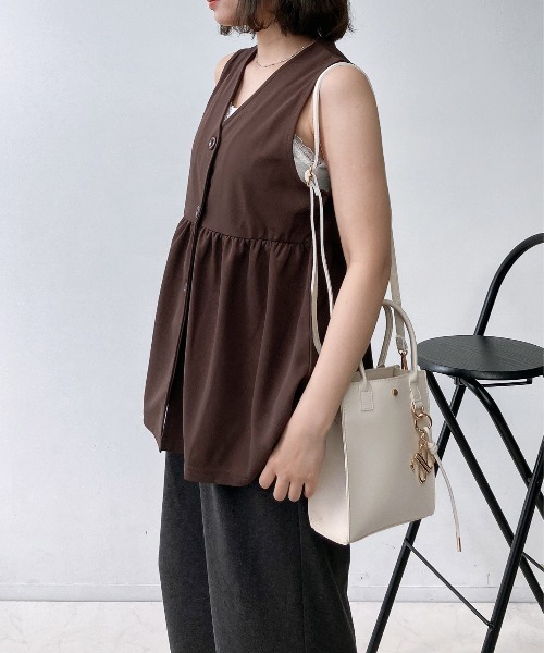 AS KNOW AS plus（アズノゥアズプラス）の「●Vネックぺプラムベスト（ベスト・レディース・ブラック/ベージュ/チャコールグレー/ブラック系/アイボリー系/ブラウン/ライトグリーン・FREE）」の18枚目の写真