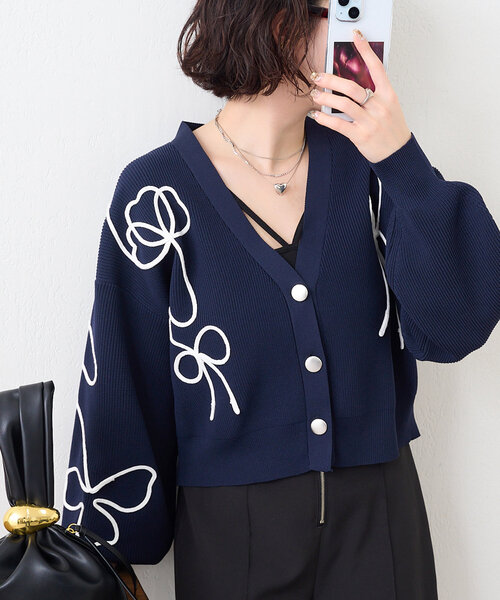Remind me and forever(リマインドミーアンドフォーエバー)の「【2025 Spring/Summer】ライン刺繍ニットカーディガン(カーディガン/ボレロ・レディース・イエロー/オフホワイト/ブルー/ネイビー・FREE)」の3枚目の写真