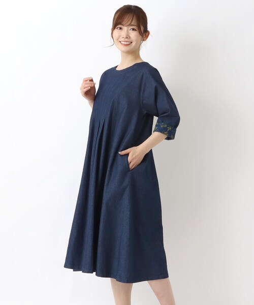 one'sterrace(ワンズテラス)の「インディゴ ミモザ刺繍 フレアワンピース(ワンピース・レディース・ブルー系その他7/ネイビー系5・02)」の2枚目の写真