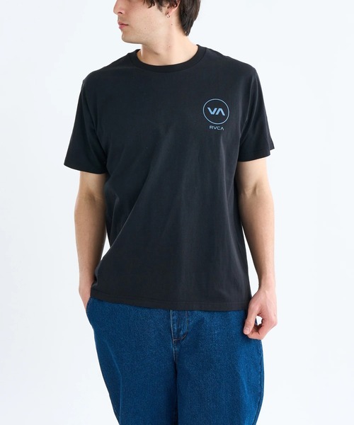 RVCA（ルーカ）の「RVCA メンズ ESCAPE CIRCLE SS Tシャツ 【2025年春夏モデル】/ルーカバックプリント半袖Tシャツ（Tシャツ/カットソー・メンズ・ブルー系その他/ホワイト/ブラック・X-LARGE/LARGE/MEDIUM/SMALL）」の5枚目の写真