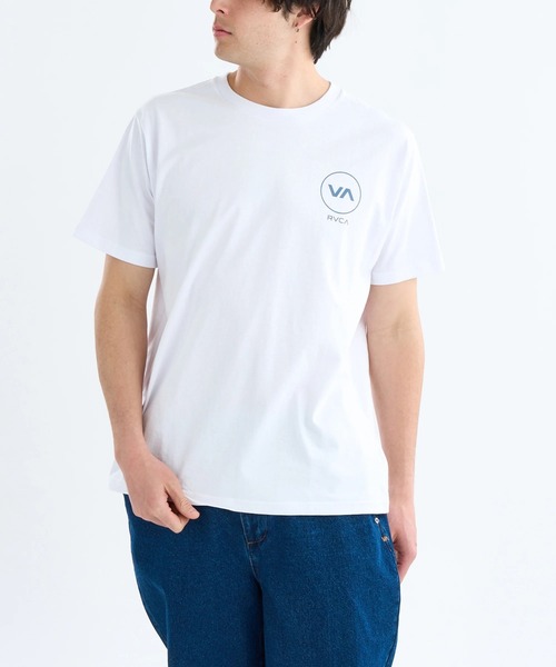 RVCA（ルーカ）の「RVCA メンズ ESCAPE CIRCLE SS Tシャツ 【2025年春夏モデル】/ルーカバックプリント半袖Tシャツ（Tシャツ/カットソー・メンズ・ブルー系その他/ホワイト/ブラック・X-LARGE/LARGE/MEDIUM/SMALL）」の4枚目の写真