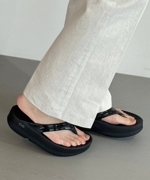 plage(プラージュ)の「《追加》OOFOS / ウーフォス OOMEGA サンダル(サンダル・レディース・ブラック・23cm/24cm/25cm)」の3枚目の写真