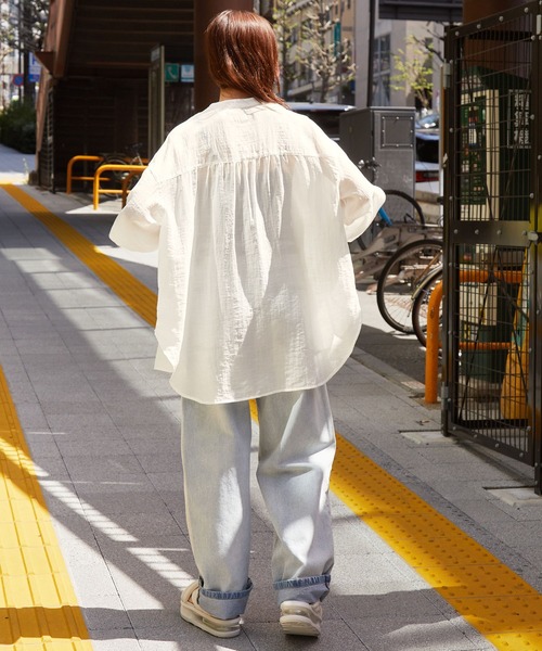 PENNEYS（ぺニーズ）の「<接触冷感/速乾>PENNEYS/ペニーズ 別注 THE FOX ロゴ ワンポイントワッペン刺繍 ビッグシルエット シアーシャツ（シャツ/ブラウス・レディース・サックスブルー系/サックスブルー/オフホワイト/ライトグリーン/ピンク系・FREE）」の12枚目の写真