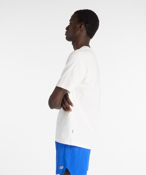 NEW BALANCE(ニューバランス)の「Athletics ロゴ ショートスリーブTシャツ(Tシャツ/カットソー・メンズ・オフホワイト・XX-LARGE/X-LARGE/LARGE/MEDIUM/SMALL)」の2枚目の写真
