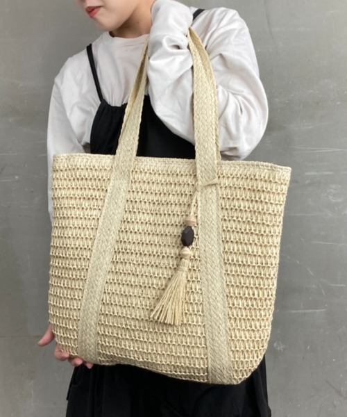ｔｏｌｅｎｅ（トレネ）の「ナチュラル編み ウッドビーズ タッセル付き ストローバッグ トートバッグ（トートバッグ・レディース・ライトベージュ/モカ・ONE SIZE）」の4枚目の写真