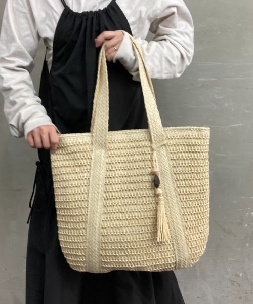 ｔｏｌｅｎｅ（トレネ）の「ナチュラル編み ウッドビーズ タッセル付き ストローバッグ トートバッグ（トートバッグ・レディース・ライトベージュ/モカ・ONE SIZE）」の5枚目の写真