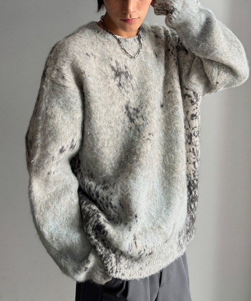 Java(ジャバ)の「《JaVaジャバコラボ》視線を釘付け。アブストラクト柄ニットプルオーバー(長袖)(ニット/セーター・メンズ・チャコール/グレー・MEDIUM/LARGE/X-LARGE)」の2枚目の写真