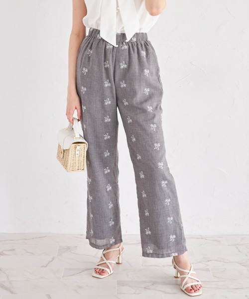 tocco closet（トッコ　クローゼット）の「【ZOZO限定】ミニフラワーエンブロイダリーパンツ　※セットアップ可能（その他パンツ・レディース・ブラック/グレー・M）」の2枚目の写真