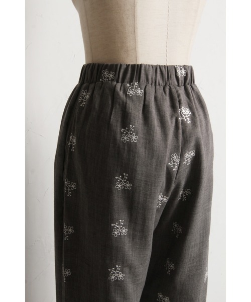tocco closet（トッコ　クローゼット）の「【ZOZO限定】ミニフラワーエンブロイダリーパンツ　※セットアップ可能（その他パンツ・レディース・ブラック/グレー・M）」の17枚目の写真