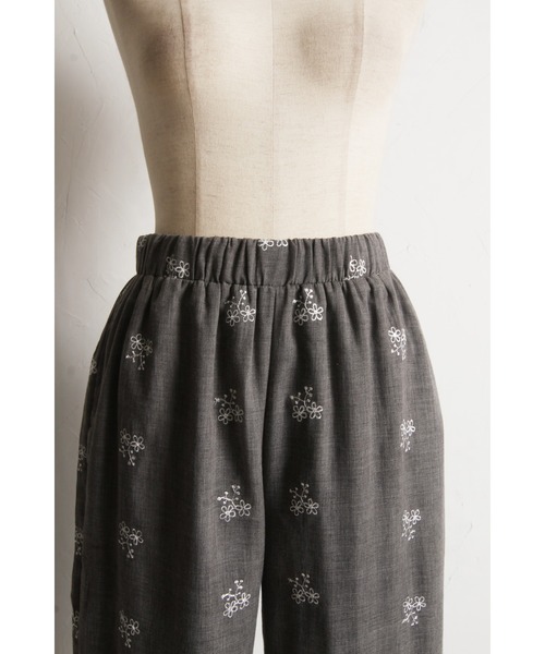 tocco closet（トッコ　クローゼット）の「【ZOZO限定】ミニフラワーエンブロイダリーパンツ　※セットアップ可能（その他パンツ・レディース・ブラック/グレー・M）」の18枚目の写真
