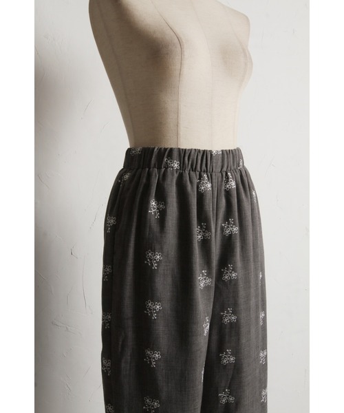 tocco closet（トッコ　クローゼット）の「【ZOZO限定】ミニフラワーエンブロイダリーパンツ　※セットアップ可能（その他パンツ・レディース・ブラック/グレー・M）」の19枚目の写真