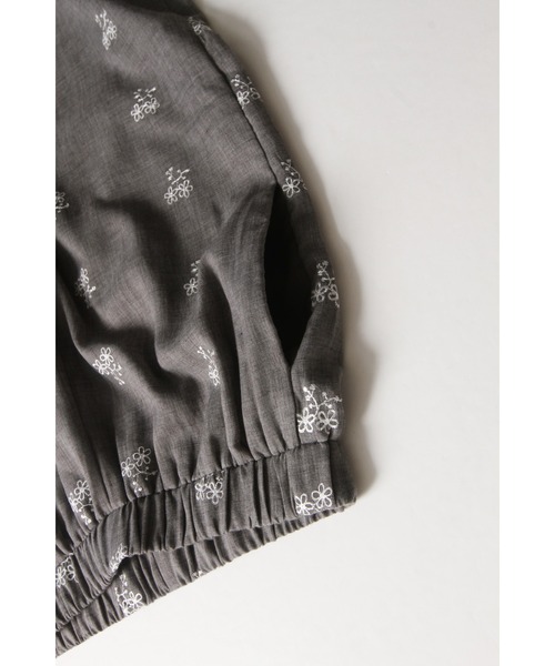 tocco closet（トッコ　クローゼット）の「【ZOZO限定】ミニフラワーエンブロイダリーパンツ　※セットアップ可能（その他パンツ・レディース・ブラック/グレー・M）」の22枚目の写真