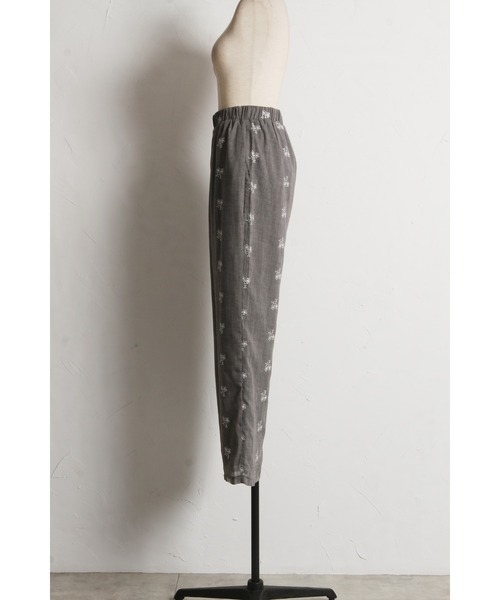 tocco closet（トッコ　クローゼット）の「【ZOZO限定】ミニフラワーエンブロイダリーパンツ　※セットアップ可能（その他パンツ・レディース・ブラック/グレー・M）」の15枚目の写真