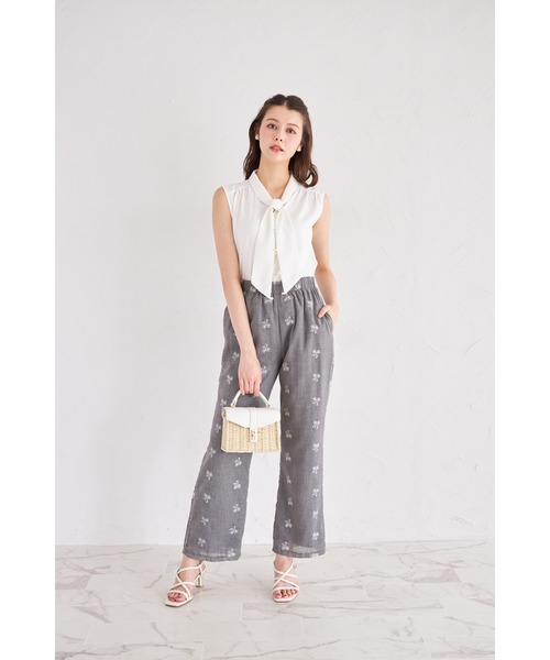 tocco closet（トッコ　クローゼット）の「【ZOZO限定】ミニフラワーエンブロイダリーパンツ　※セットアップ可能（その他パンツ・レディース・ブラック/グレー・M）」の3枚目の写真