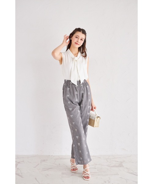 tocco closet（トッコ　クローゼット）の「【ZOZO限定】ミニフラワーエンブロイダリーパンツ　※セットアップ可能（その他パンツ・レディース・ブラック/グレー・M）」の4枚目の写真
