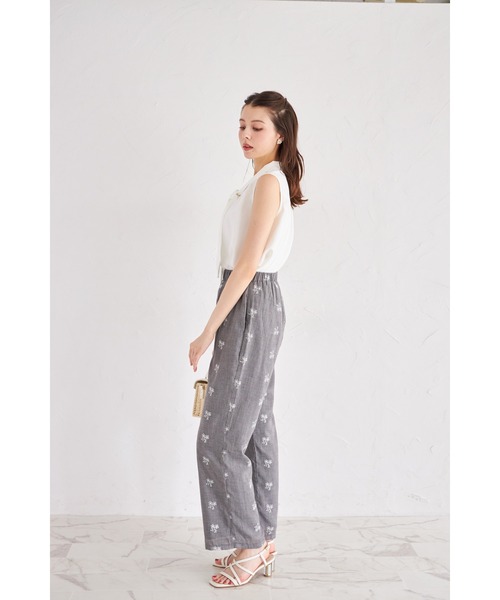 tocco closet（トッコ　クローゼット）の「【ZOZO限定】ミニフラワーエンブロイダリーパンツ　※セットアップ可能（その他パンツ・レディース・ブラック/グレー・M）」の6枚目の写真